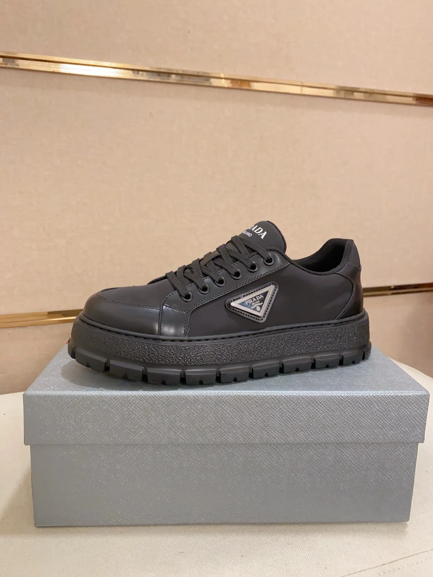 Men's shoes 💰 580💰 ✔️✔️✔️Higher version High-quality new PRADA (Prada) counters are launched simultaneously. The new men's shoes and 😘 fabrics are made of high-tech glue-spraying technology. Lining: Full cowhide lining. 👍🏿 High-end ☄️ Air-cushion molded anti-slip foam outsole, exquisite lines, simple and elegant, comfortable and high-end for leisure travel. Code number: 38 to 44 (45 can be customized and cannot be returned or exchanged)